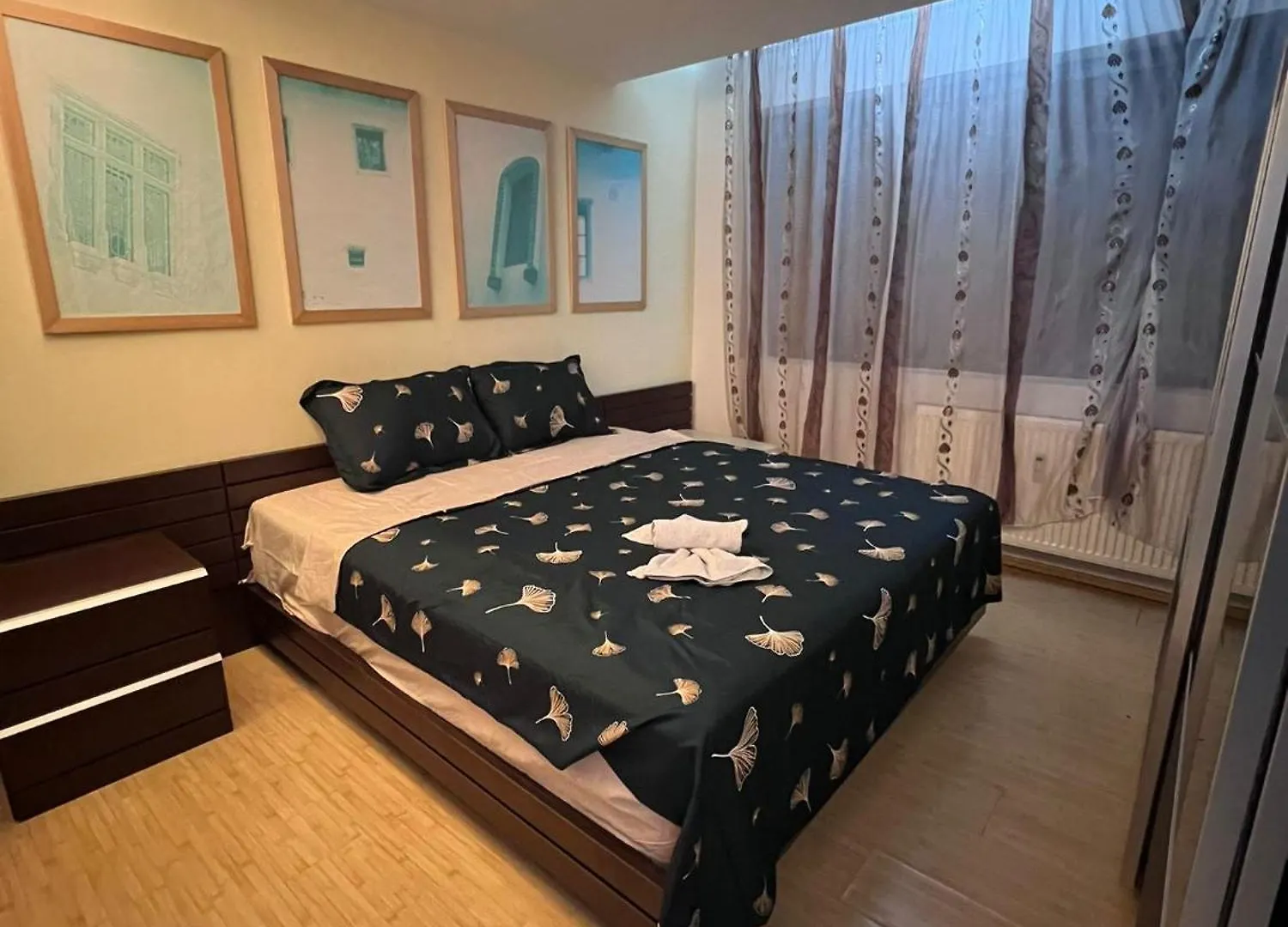 Mona\'S Studio 3 location